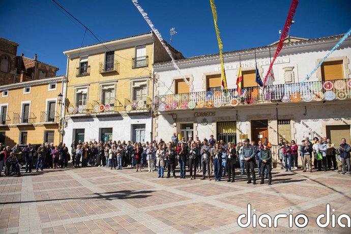 Más de un centenar de personas trasladan su duelo y repulsa por el doble crimen machista de Valverde de Júcar (Cuenca)