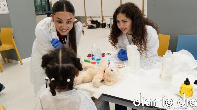 Más de un millar de niños han participado en el 'Hospital de los ositos' de Medicina en la última década