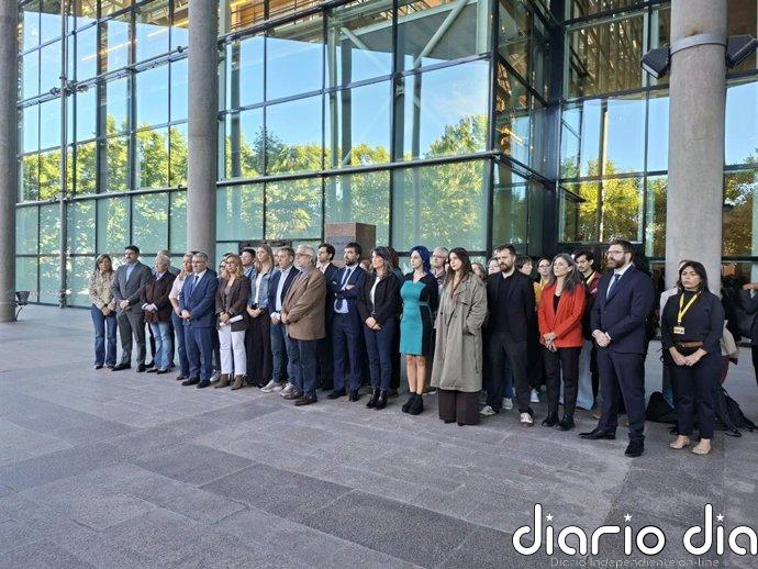Más Madrid y PSOE guardan un minuto de silencio por Maricarmen en el patio de la Asamblea tras la negativa de PP y Vox