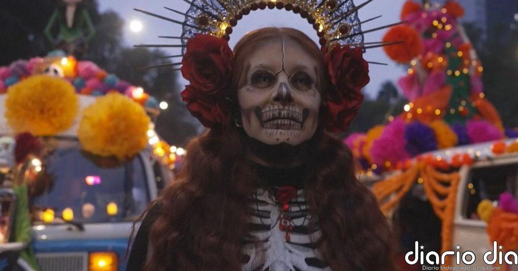 México arranca sus celebraciones del Día de Muertos con un deslumbrante desfile callejero