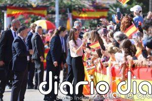 Miles de melillenses dan una calurosa bienvenida a los Reyes: "Que viva España"