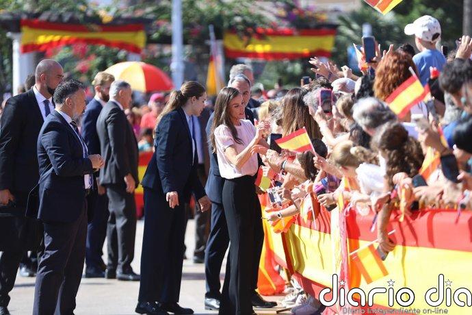 Miles de melillenses dan una calurosa bienvenida a los Reyes: "Que viva España"