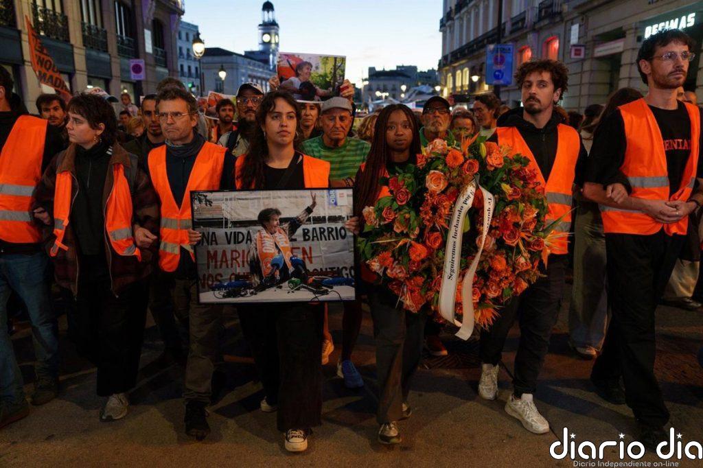 Miles de personas marchan en Madrid hasta la casa de Maricarmen para rendirle homenaje