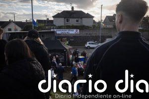 Miles de personas se manifiestan a favor y en contra de la marcha orangista en Portadown, Irlanda del Norte