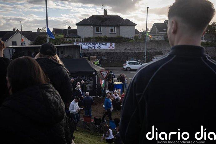 Miles de personas se manifiestan a favor y en contra de la marcha orangista en Portadown, Irlanda del Norte