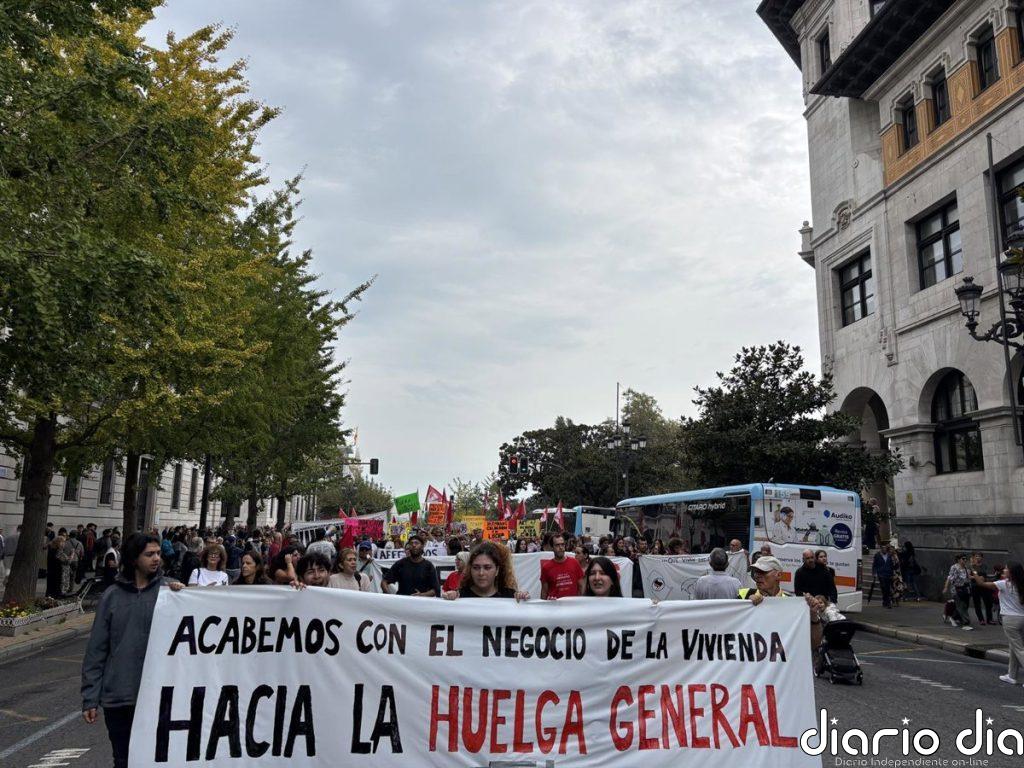 Miles de personas se manifiestan en Santander por la vivienda y llaman a la huelga general