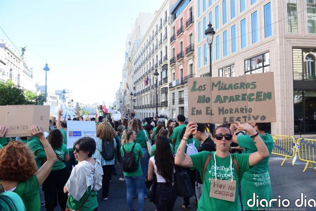 Miles de profesores 'rodean' la Consejería de Educación en el segundo día de huelga en defensa de la "pública"