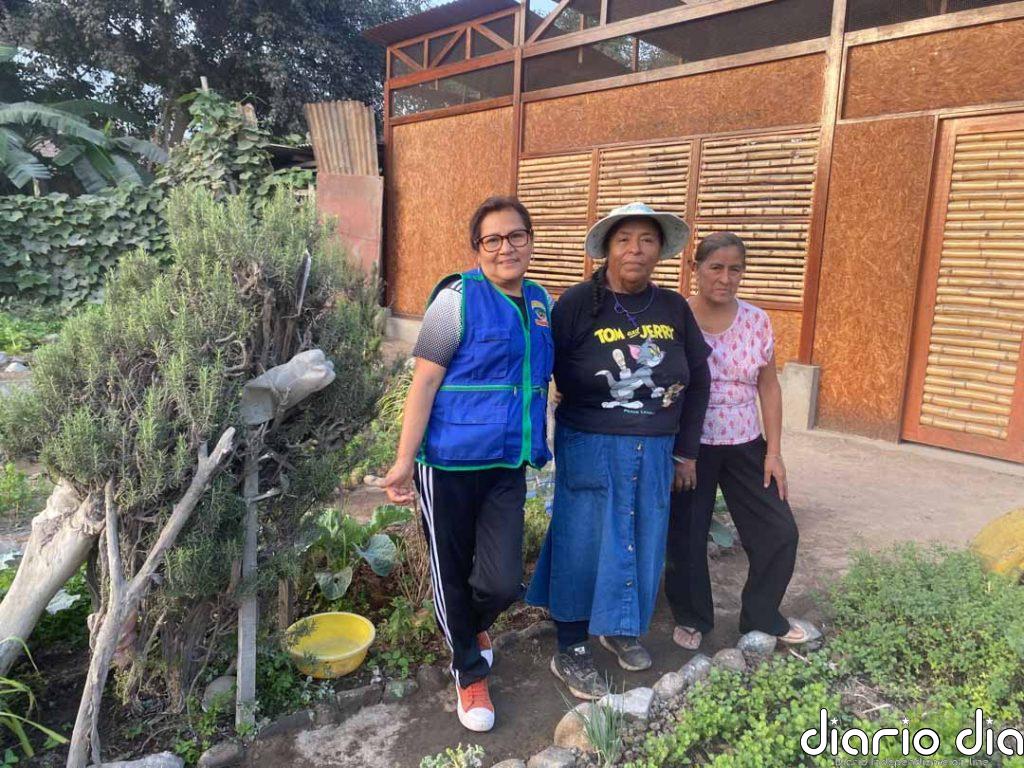 Mujeres “reverdecen” el desierto al convertir basurales y arenales en huertos comunitarios