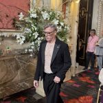 Nacho Duato sorprende desfilando descalzo para Francis Montesinos y se pronuncia sobre Miguel Bosé