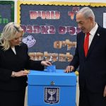 Netanyahu acude a votar junto a su mujer en Jerusalén y reafirma la importancia de una alta participación