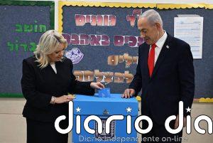 Netanyahu acude a votar junto a su mujer en Jerusalén y reafirma la importancia de una alta participación