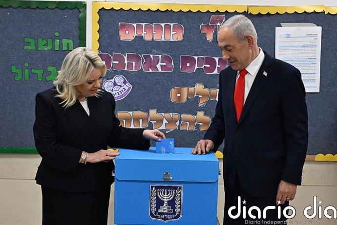 Netanyahu acude a votar junto a su mujer en Jerusalén y reafirma la importancia de una alta participación