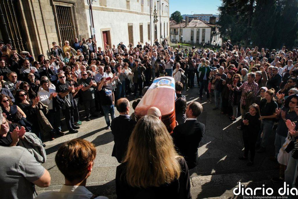 Ovación de 20 minutos, lágrimas e himno gallego en la multitudinaria despedida a Beiras: "Galicia está contigo"