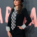 Penélope Cruz presenta 'La Bola Negra' en Londres y muestra el accesorio que diferenciará cualquier 'look' del otoño
