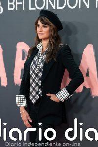 Penélope Cruz presenta 'La Bola Negra' en Londres y muestra el accesorio que diferenciará cualquier 'look' del otoño