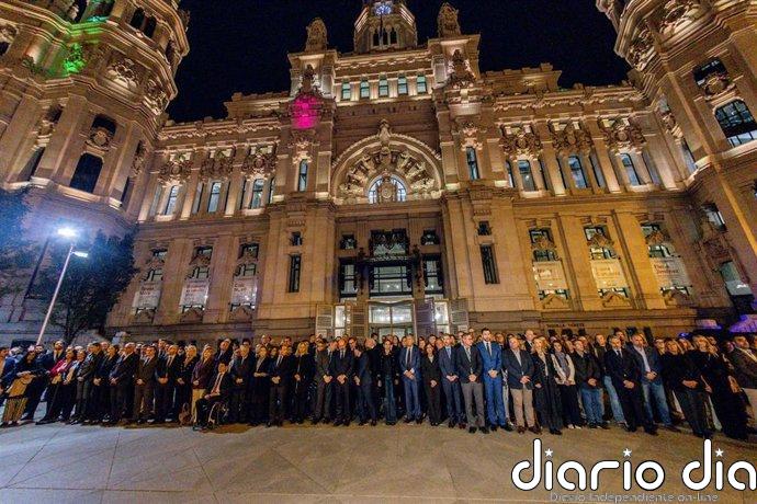 Política, economía y ciudadanía se unen en Madrid en una Cibeles de luto que llora a los que ya no están