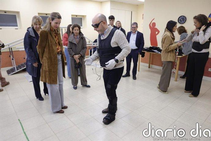 Profesionales de centros de día municipales amplían su formación con un traje simulador de edad