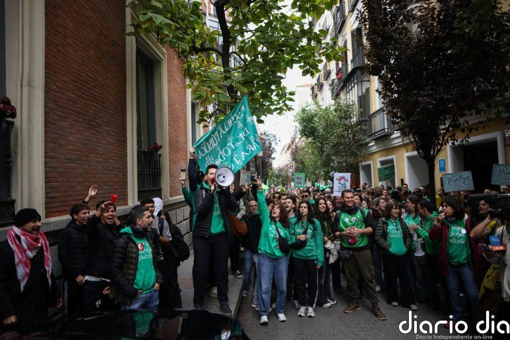 Profesores en huelga llevan sus reivindicaciones ante Ayuso con un 'escrache' que acaba con intervención policial