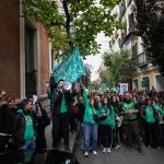 Profesores en huelga llevan sus reivindicaciones ante Ayuso con un 'escrache' que acaba con intervención policial