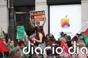 Profesores y alumnos se concentran en Sol por una educación "digna" y "de calidad": "La vocación no hace milagros"