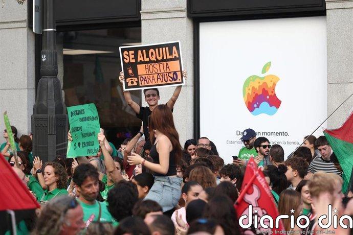 Profesores y alumnos se concentran en Sol por una educación "digna" y "de calidad": "La vocación no hace milagros"