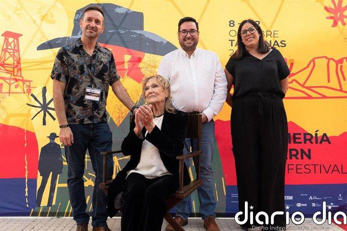 Rada Rassimov recibe el premio ‘Tabernas de Cine’ en la bienvenida del Almería Western Film Festival