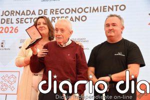 Rafael Cebrián, alfarero de 92 años, recoge su Medalla al Mérito Artesano deseando que este oficio perdure en el tiempo