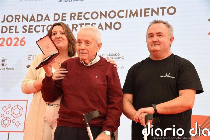 Rafael Cebrián, alfarero de 92 años, recoge su Medalla al Mérito Artesano deseando que este oficio perdure en el tiempo