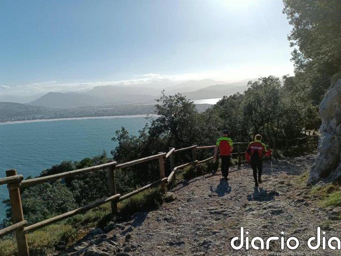 Rescatada una senderista de 43 años que se desorientó en el monte Buciero