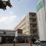 Rescatado inconsciente y evacuado al hospital tras un incendio en una oficina en Huelva