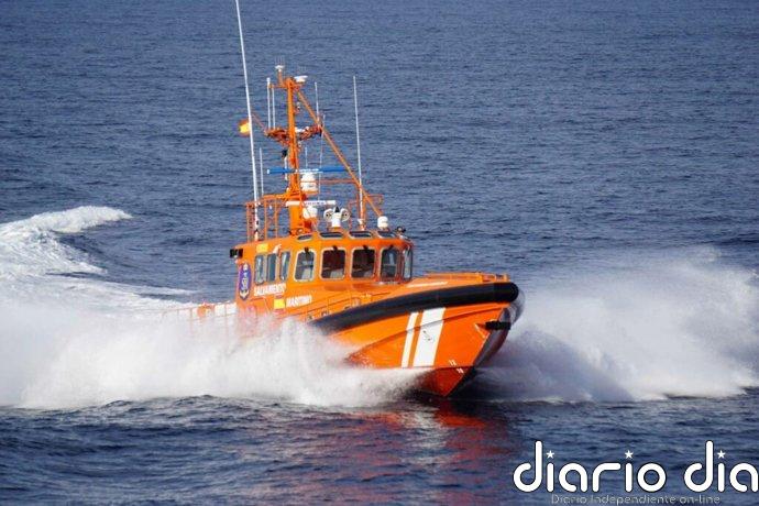 Rescatados 20 migrantes que viajaban en una patera al sur de Cabrera