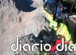 Rescatan en helicóptero a dos montañeros enriscados en el pico Arenizas (León)