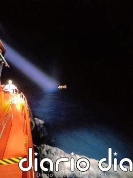 Rescatan una neumática con 73 migrantes en aguas próximas a Fuerteventura
