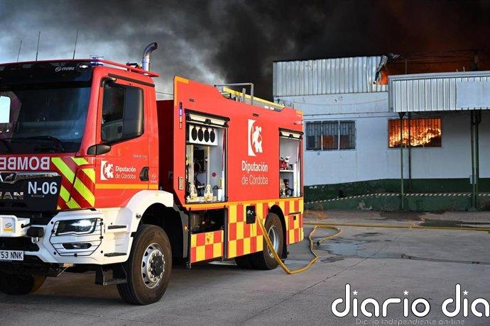 Retirados los medios del Plan Infoca del incendio de la nave textil de Palma del Río (Córdoba)