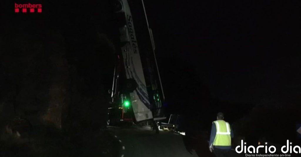Retiran el autocar que cayó por un terraplén en Barcelona