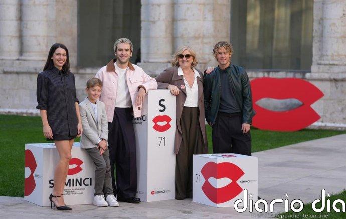 Ricardo Gómez debuta con 'Una familia', en la que mira a sus orígenes: "Ya que daba el salto, quería involucrarme"