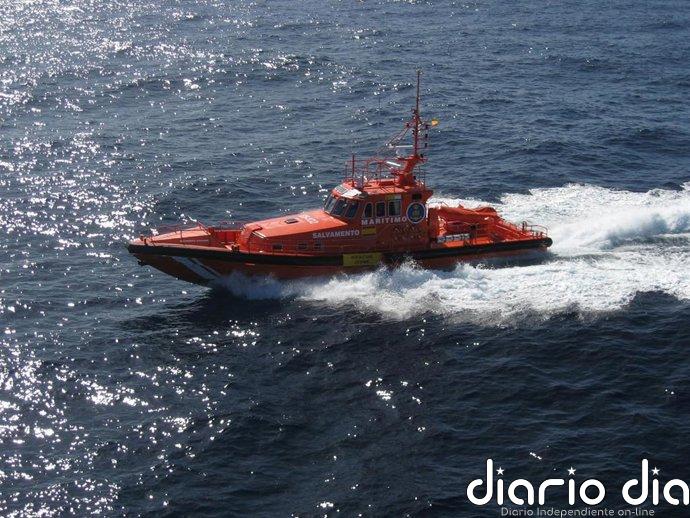 Salvamento Marítimo escolta hasta La Restinga (El Hierro) a un segundo cayuco localizado este domingo
