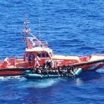 Salvamento Marítimo intercepta una nueva neumática al noreste de Lanzarote con 78 inmigrantes subsaharianos