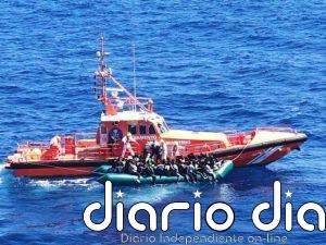 Salvamento Marítimo intercepta una nueva neumática al noreste de Lanzarote con 78 inmigrantes subsaharianos