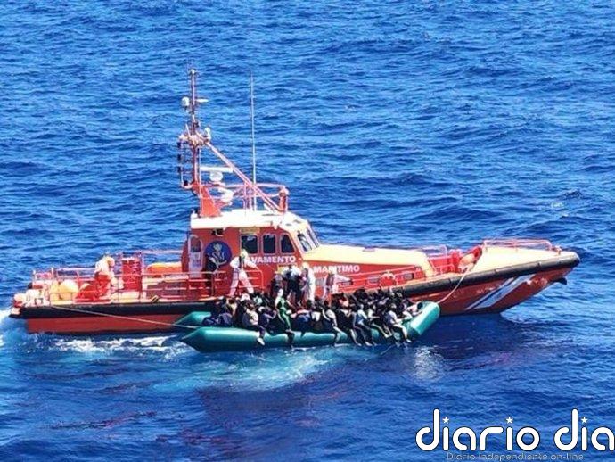 Salvamento Marítimo intercepta una nueva neumática al noreste de Lanzarote con 78 inmigrantes subsaharianos