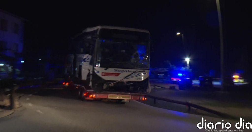 Se llevan el autobús de la zona del accidente en Fogars de Montclús tras horas de trabajo