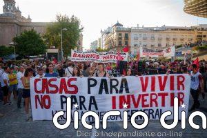 Sevilla abre las marchas andaluzas por la vivienda tras el rechazo de los decretos: "Nos niegan una vida digna"