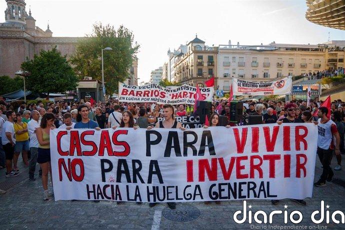 Sevilla abre las marchas andaluzas por la vivienda tras el rechazo de los decretos: "Nos niegan una vida digna"