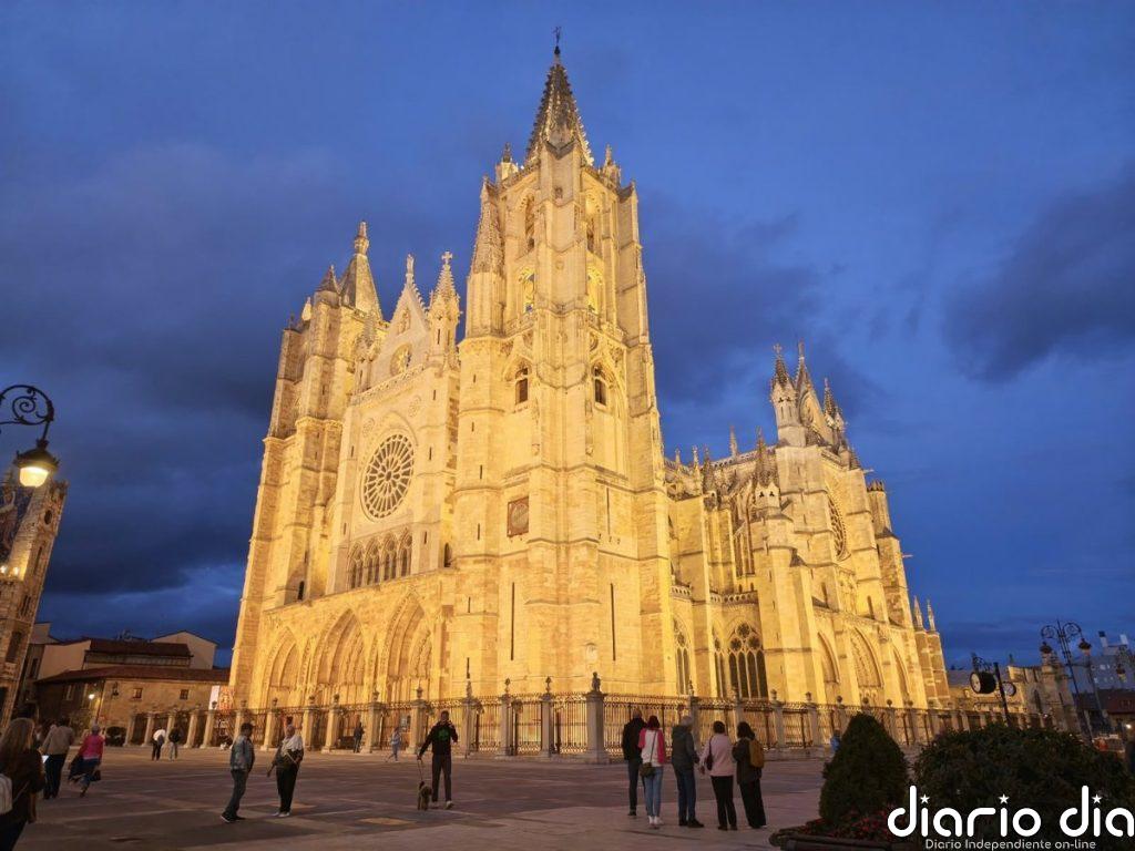 Siete meses de prisión por agredir a dos policías porque su coche "molestaba" para hacer una foto a la Catedral de León