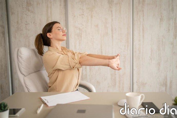 ¿Sirven los ratones ergonómicos y las mesas ajustables para aliviar el dolor? Esto dice la ciencia