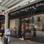 Starbucks tantea la adquisición de la cadena de restaurantes mexicanos Chipotle