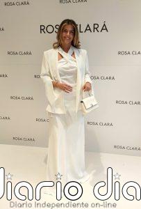 Stephanie Cayo, vestida de novia y presumiendo de anillo ¿de compromiso? responde a su boda con Alejandro Sanz