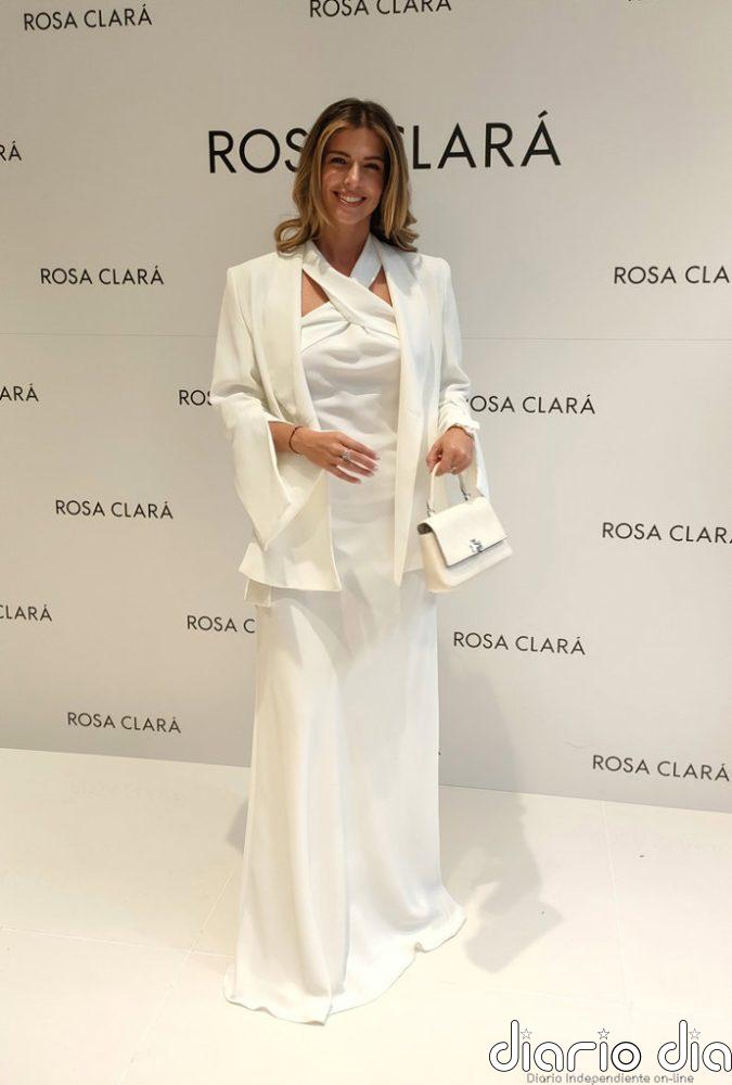 Stephanie Cayo, vestida de novia y presumiendo de anillo ¿de compromiso? responde a su boda con Alejandro Sanz