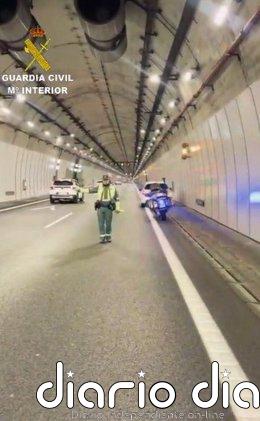 Reabierto el carril en el túnel de Folgoso que tuvo que ser cerrado por un vehículo averiado Vehículo averiado en el túnel do Folgoso