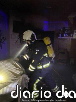 Susto de madrugada en Villaviciosa: desalojan un edificio por el incendio en una peluquería Exitnción de un incendio en el baño de una peluquería en Villaviciosa.